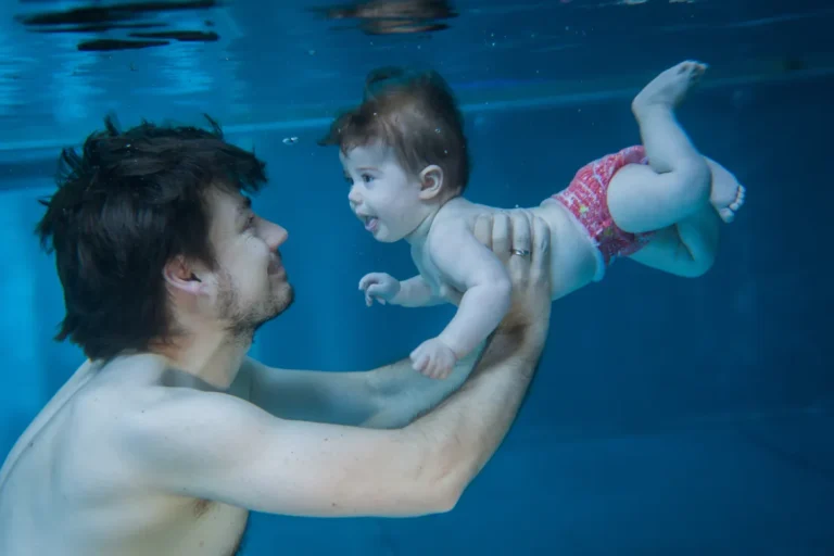 Vater und Kind unter Wasser
